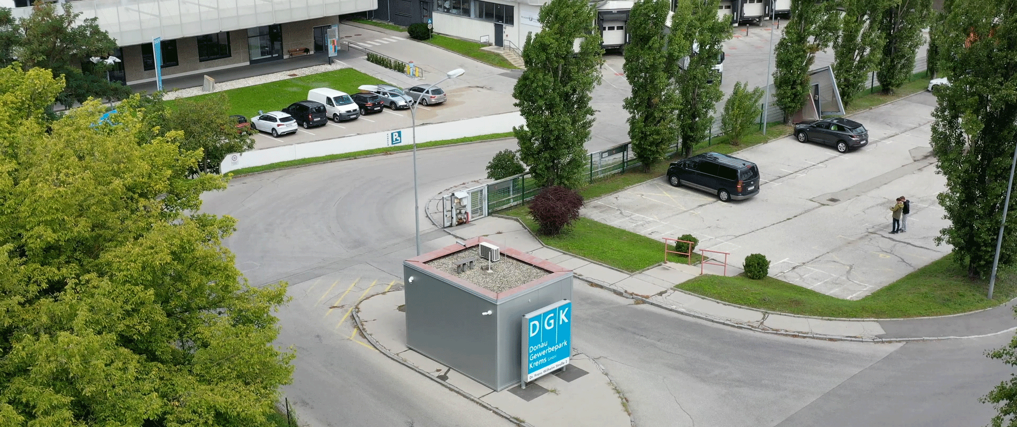 Drohnenfoto mit Blick auf DGK Einfahrtbereich und die Parkplätze